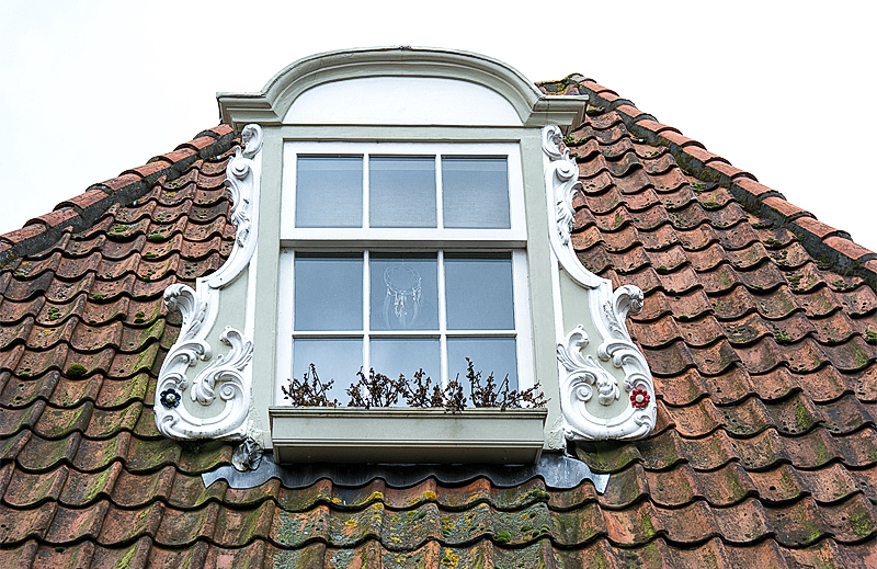 Holland 03 - 201520150327_03274072 als Smartobjekt-1 Kopie.jpg - Die Stadt ist voll von diesen alten Fassaden und Stuckarbeiten wie hier an diesem Fenster zu sehen